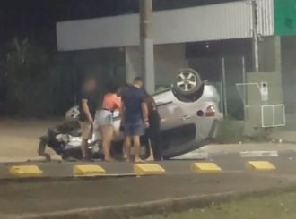 Carro capota após colidir contra motocicleta na Avenida Ville Roy