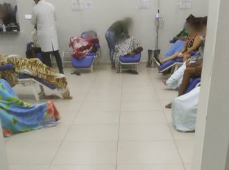 Pacientes ficam internados em cadeiras por falta de leitos no HGR