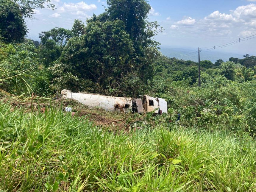 Caminhão capota na Serra do Tepequém e deixa três pessoas feridas