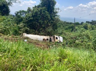 Caminhão capota na Serra do Tepequém e deixa três pessoas feridas