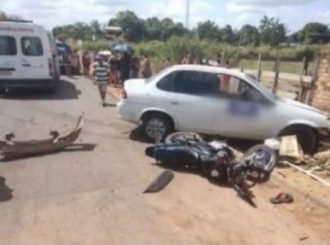 Motociclista invade contramão e é atingido por taxi-lotação