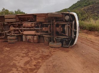 Micro-ônibus escolar tomba e crianças ficam feridas em Pacaraima