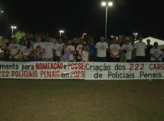Policiais penais aprovados em concurso acampam em frente ao Palácio do Governo e cobram resposta por nomeações