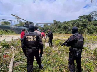 PF prende três pessoas por envolvimento no garimpo ilegal na Terra Yanomami