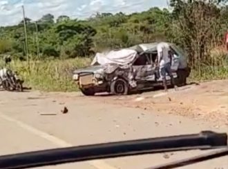 Idoso morre após colidir carro contra caminhonete na BR-174