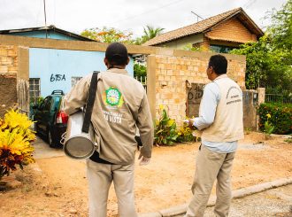 Residências de quatro bairros em Boa Vista recebem serviço de borrifação para prevenir e combater malária