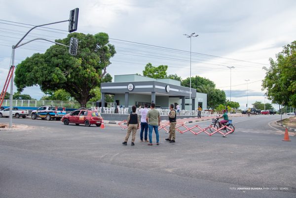 Prefeitura instala novo semáforo na Avenida Brigadeiro Eduardo Gomes