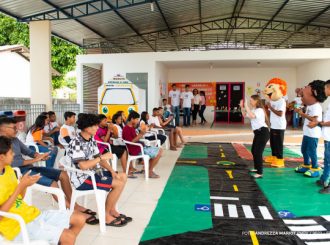 Jovens do Projeto Crescer realizam ação educativa com integrantes do Conviver