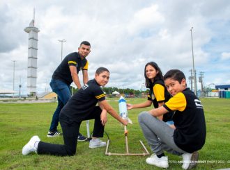 Alunos de robótica constroem foguete de garrafa pet e participam de competição nacional
