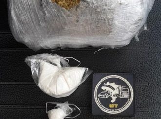 Dupla é presa e adolescente apreendido com maconha e cocaína na BR-401
