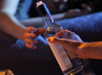 PRF encontra três adolescentes ingerindo bebida alcóolica durante fiscalização em estabelecimentos de RR