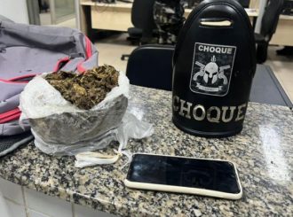 Homem é preso após se livrar de droga e tentar fugir da Polícia