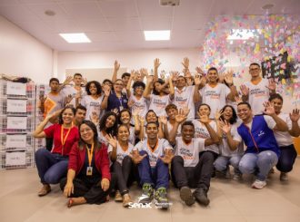 Jovens realizam entrega de doações a projeto social em Roraima