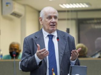 Político do Amazonas critica Denarium por propaganda em estrada da Guiana: ‘quando penso que já vi de tudo…’