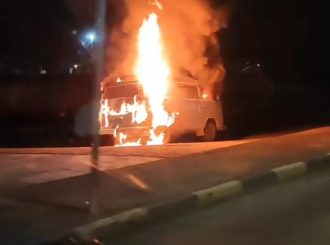 Kombi pega fogo em Boa Vista após abastecer em posto de combustível