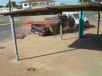 Câmeras registram momento de acidente entre dois veículos no bairro São Vicente; veja vídeo