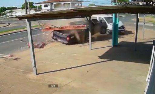 Câmeras registram momento de acidente entre dois veículos no bairro São Vicente; veja vídeo