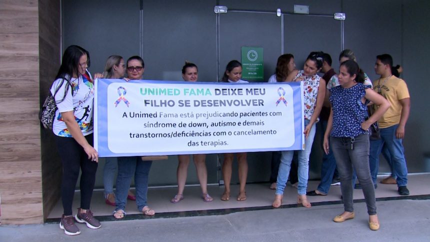 Pais de crianças com autismo e síndromes raras realizam manifestação após suspensão de atendimento pela Unimed