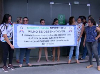 Pais de crianças com autismo e síndromes raras realizam manifestação após suspensão de atendimento pela Unimed