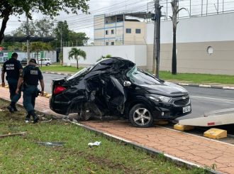 Jovem morre após perder o controle do carro e colidir em árvore na Av. Ville Roy