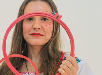 Artista lança exposição ‘Memórias Bordadas’ nesta sexta-feira (12)
