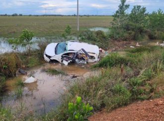 Taxista fica ferido após perder o controle do carro, sair da pista e cair em córrego na BR-174