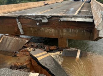 Parte de ponte desaba e BR-174 fica interditada em Amajari, interior de RR; veja vídeo