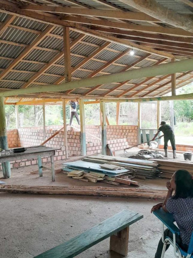 Enquanto Governo contrata escolas de lona, pais reformam escolas por conta própria em Roraima