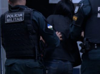 Mulher é presa após quebrar carro, invadir apartamento e destruir eletrodomésticos de homem no bairro Cidade Satélite