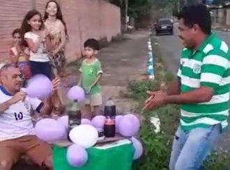 Moradores realizam ‘aniversário’ de buraco em rua como forma de protesto no Cantá, interior de Roraima; veja vídeo