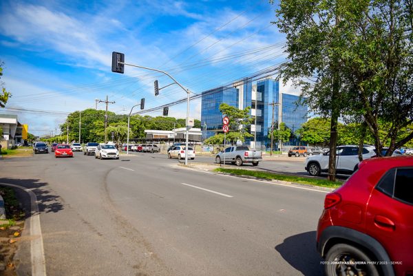 Novo semáforo é instalado na Avenida Getúlio Vargas