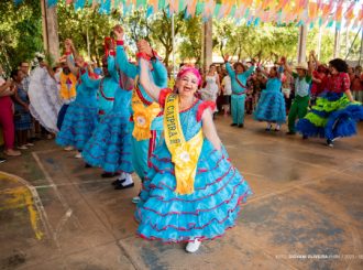 Arraial diverte mais de 150 idosos na Praça Germano Sampaio