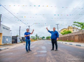 Moradores realizam arraial em rua do bairro Caranã para comemorar asfalto e outras obras