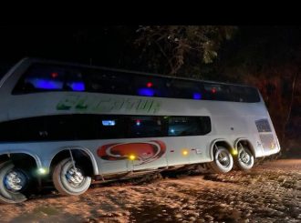 Ônibus que trazia time de futebol do Amazonas para Roraima tomba na BR-174
