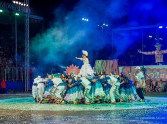 Espetáculos a céu aberto levam arte, cultura e muita diversão à arena na terceira noite de festança