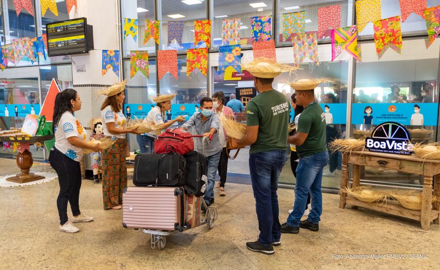 Recepção de turistas no aeroporto e intervenção junina no Terminal Luiz Canuto Chaves iniciam programação do Boa Vista Junina 2023