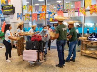 Recepção de turistas no aeroporto e intervenção junina no Terminal Luiz Canuto Chaves iniciam programação do Boa Vista Junina 2023
