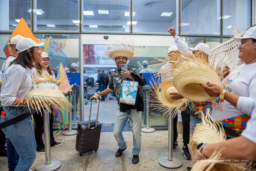 Turistas são recepcionados em clima de arraial no aeroporto de Boa Vista