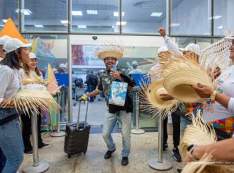 Turistas são recepcionados em clima de arraial no aeroporto de Boa Vista
