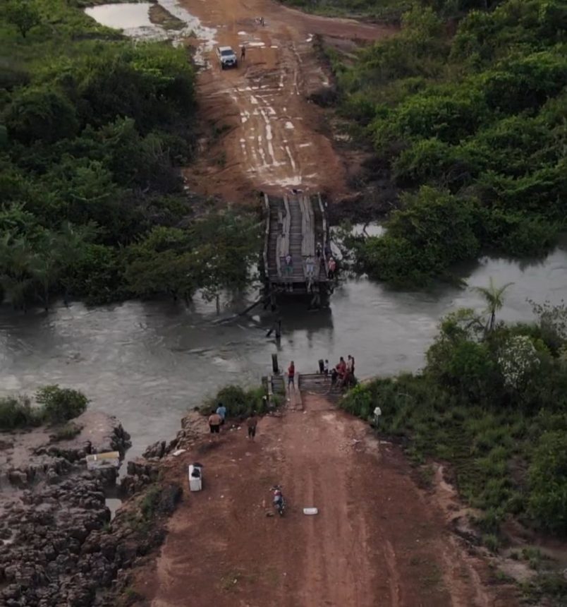 Ponte de madeira desaba em Normandia, caminhão cai e motorista tem prejuízo de R$ 100 mil