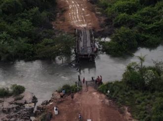 Ponte de madeira desaba em Normandia, caminhão cai e motorista tem prejuízo de R$ 100 mil