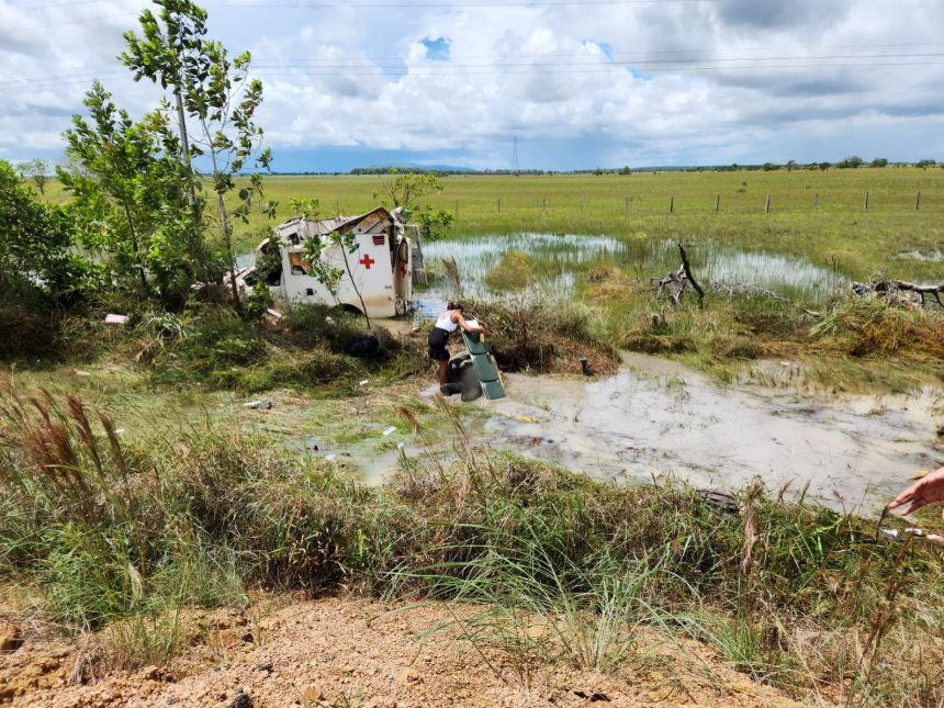 Ambulância da Operação Acolhida capota e uma pessoa fica presa às ferragens na BR-174