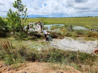 Ambulância da Operação Acolhida capota e uma pessoa fica presa às ferragens na BR-174
