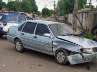 Motorista colide carro em veículo dirigido por idoso e foge sem prestar socorro