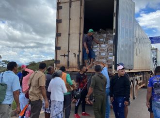 Empresários doam 28,6 toneladas de alimentos em Pacaraima em protesto ao boicote na entrada de produtos brasileiros na Venezuela; veja vídeo