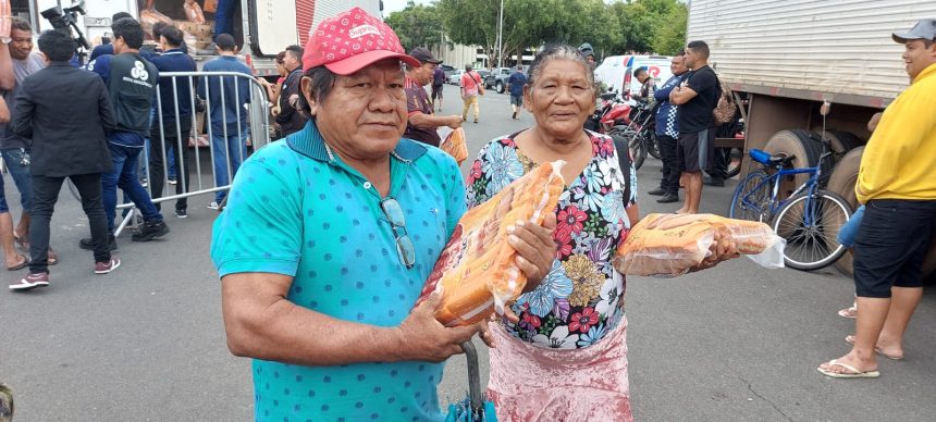 Empresa distribui toneladas de salsicha para população carente no Centro de Boa Vista em protesto à restrição da entrada de alimentos na Venezuela