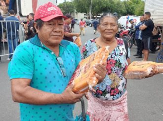 Empresa distribui 60 toneladas de salsicha para população carente no Centro de Boa Vista em protesto à restrição da entrada de alimentos na Venezuela