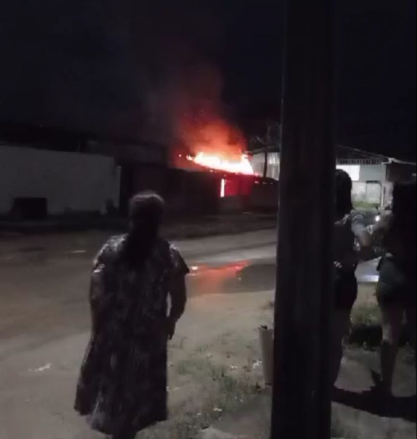Casa no bairro Asa Branca pega fogo após vazamento de gás