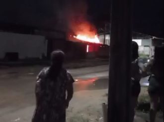 Casa no bairro Asa Branca pega fogo após vazamento de gás