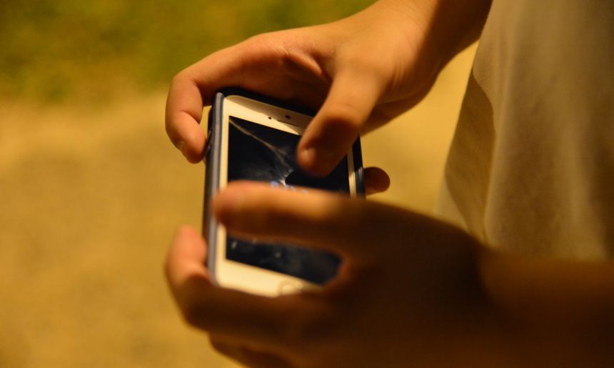 Oito em cada 10 adultos defendem a proibição de celulares em escolas